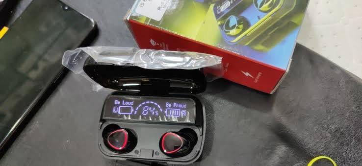 M10 bluetooth headset earbuds with power charging box (3)